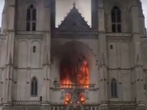 Płonie katedra a Nantes. Patrick Edery: "We Francji pożary i profanacje kościołów są codziennością"