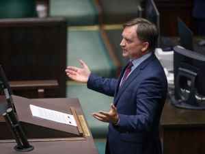 "To Polacy powinni decydować w jakim kierunku powinna rozwijać się Polska i jakim wartościom hołdować"