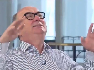 [video] "Jestem tak oburzona, że wyjadę z kraju...". Czarzasty przedrzeźnia celebrytów w TVN24