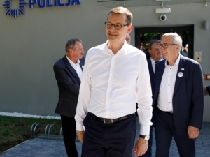 "Drogi młody człowieku…". Nastolatek wulgarnie skomentował wpis o policji. Odpowiedział mu… sam premier