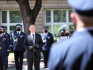 A. Duda do policjantów: dziękuję, że w czasie pandemii przyrzeczenie policyjne było znakomicie wypełniane