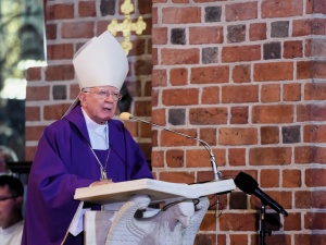 Wzruszające! "Niech Cię przywita św. Jan Paweł II..." Abp Jędraszewski żegna ks. kard. Z. Grocholewskiego