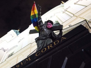 "Zagubione dzieci z dobrych domów, skaczące po pomniku Chrystusa". Nie ustaje oburzenie po akcji LGBT