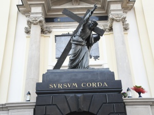 [Nasza fotorelacja] Znicze i kwiaty od Premiera Mateusza Morawieckiego przy figurze Chrystusa