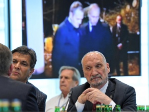 Macierewicz o wystąpieniu Laska: "W tradycji PL jest niebywałe, ale w tradycji sowieckiej jest naturalne"
