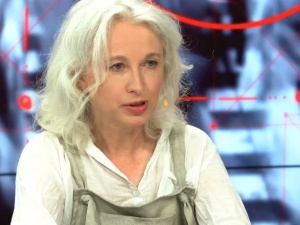 Miała wyjechać, ale jest aktywna jak nigdy. Gretkowska: "Ziobro otoczony klaką chłopaczków..."