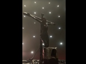 [video] Barbarzyńcy. Wstrząsające obrazy. Spalony krzyż. Pożar w katedrze po wrzuceniu koktailu Mołotowa