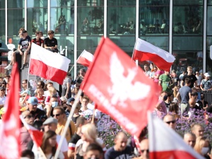 Warszawa: IX Marsz Powstania Warszawskiego ruszył z ronda Dmowskiego