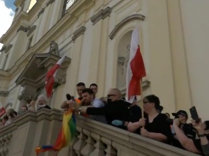 Dziennikarz TV Trwam odebrał tęczową flagę aktywistom pod kościołem. TT uznał film za "nieodpowiedni"