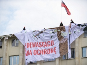 Greenpeace na terenie Ministerstwa Środowiska. Policja: Zatrzymano 15 osób, część usunięto siłą