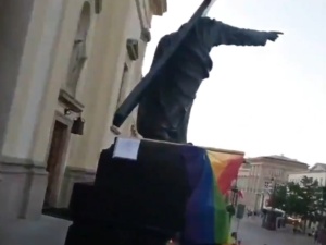 [video] Tęczowa flaga znów na figurze Chrystusa. Kolejna prowokacja? - "Wypad!" - już po fladze