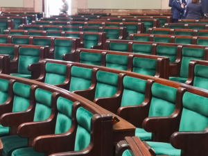 W Sejmie puste miejsca posłów KO. Telus: symboliczne i znaczące