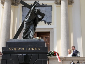 W dniu inauguracji drugiej kadencji A. Duda złożył kwiaty przed sprofanowanym pomnikiem Chrystusa