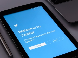 Twitter zaczął oznaczać konta urzędników i mediów państwowych