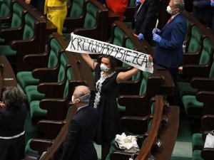 "Pod stół i odszczekać". Błąd ortograficzny na transparencie Jachiry. Posłanka KO tłumaczy