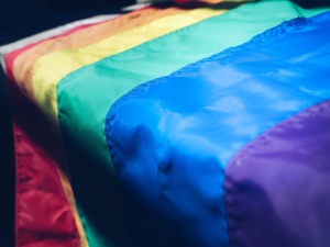 Niemiecka firma chce bronić osoby LGBT w Polsce "przed przemocą". "Odzież ma się stać symbolem odwagi"