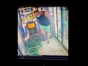 [WIDEO] Uderzył ekspedientkę, bo poprosiła o założenie maseczki. Policja zatrzymała 44-latka