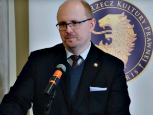 Mec. Kwaśniewski [Ordo Iuris]: Nie ma zakazu aresztowania mężczyzn z kobiecymi pseudonimami