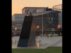 [video] Brak szacunku nawet do zmarłych. Aktywistka LGBT wlazła... na pomnik ofiar Tragedii Smoleńskiej