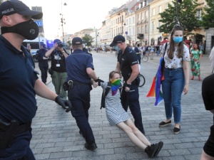Jest oficjalny komunikat policji: Skakano po dachu radiowozu, zaatakowano i znieważano funkcjonariuszy
