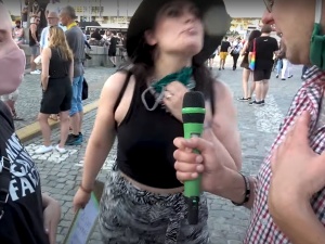 [video] Rozwydrzenie lewackich bojówkarzy. Aktywistka pluje na dziennikarza