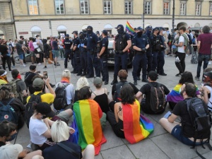 Aktywiści LGBT zatrzymani po piątkowych manifestacjach opuścili komendy z postawionymi zarzutami