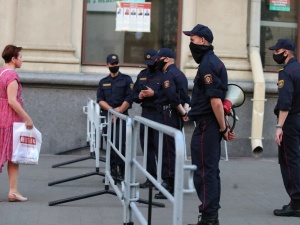 Białoruś. Media: milicja zatrzymuje ludzi przed lokalami wyborczymi