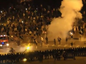 [video] Białoruś. Mińsk. Milicja szturmuje barykady używając armatek wodnych. Gwałtowne zamieszki