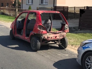 [FOTO] Brak drzwi, zderzaka, świateł, bagażnika. Szokujący stan auta którym poruszał się pijany kierowca