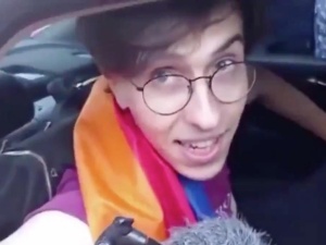 [video] "Margot" udziela wywiadu z policyjnej "taksówki". Wygląda na to, że dobrze się bawi