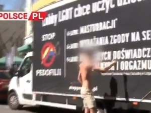 [video] "Nie ma zgody na przemoc!". Chuligan, który niszczył mienie Fundacji Pro zatrzymany przez policję