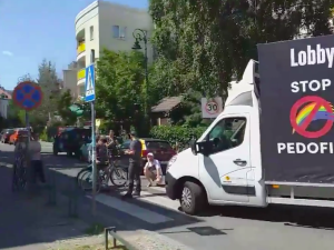 [WIDEO] Warszawa: Aktywiści zablokowali furgonetkę "Stop pedofilii"