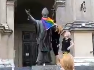 Policja prowadzi postępowanie w sprawie zawieszenie tęczowej flagi na pomniku JPII przez Obywateli RP