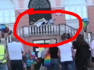 Kibice "rozwiązali" manifestację LGBT. Aktywiści LGBT wyzywali policjantów, nagle zapragnęli ich ochrony