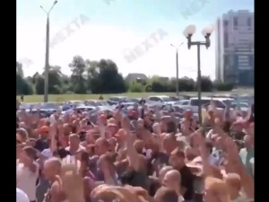 [video] Kto głosował na Łukaszenkę? Kilka rąk dyrektorów. Kto na Cichanouską? Las rąk robotników