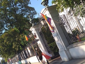 Idą coraz dalej. Flaga państwowa na budynku rządowym zastąpiona przez symbol ruchu LGBT