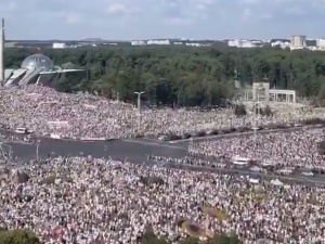 [video] Na Białorusi gromadzi się "Marsz Wolności". "Największe zgromadzenie w historii kraju"