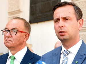 [SONDAŻ] PiS niezmiennie liderem. Kosiniak-Kamysz ma powody do zmartwień