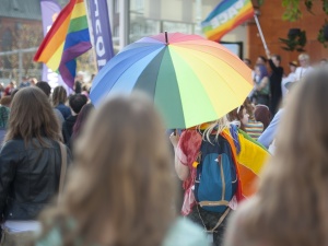 Protest LGBT pod Ambasadą RP w Berlinie. Palade: Czy planują w krajach, gdzie grozi kara śmierci?