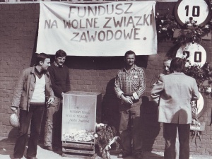 [Kartka z kalendarza] 21.08.1980 r. do strajku dołączył Elbląg, Ustka, Słupsk i Tarnowskie Góry