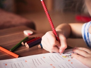 Chcesz zatrzymać dziecko w domu z powodu pandemii? Może cię to kosztować 10 tys. zł