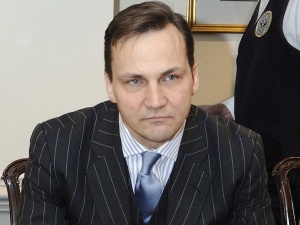 "Bezszelestnie wysadzili w powietrze". Sikorski bezczelnie kpi z tragedii smoleńskiej