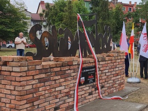 Dzisiaj w Bolesławcu odsłonięto obelisk upamiętniający powstanie NSZZ "Solidarność"