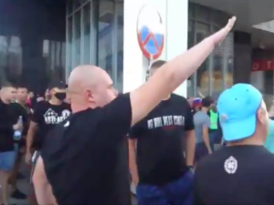 Katowice: Policja zatrzymała hajlującego mężczyznę. Odpowie za publiczne propagowanie faszyzmu