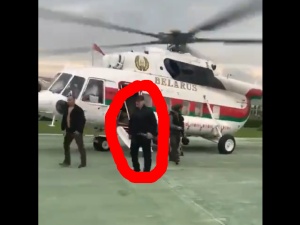 [video] Do internetu wyciekł film. Łukaszenka z karabinem w ręce pod swoją rezydencją