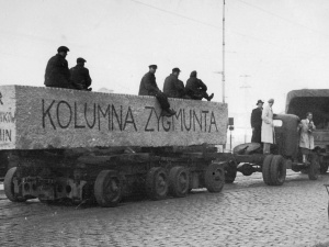 Tablica ku czci sowieckiego namiestnika i mordercy na kolumnie Zygmunta?