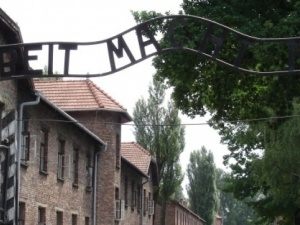 Skandal w Auschwitz. Rozebrali się do naga przed bramą obozową