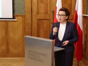 Lewica domaga się dymisji minister edukacji, a jej reformę określa mianem "eksperymentu na dzieciach"