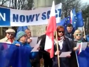 [vide] "Oda do radości" w wykonaniu członków KOD-u z Nowego Sącza. Śmiać się czy płakać?