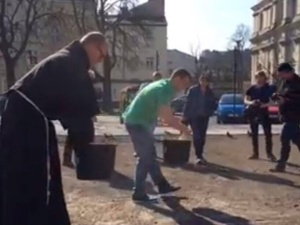 Łąka z nasion dzikich, polnych kwiatów pobłogosławionych przez Franciszka zakładana dziś pod Wawelem